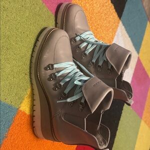 Cole Haan Women’s Waterproof Gray Leather Boots w/Mint Laces Size 9
